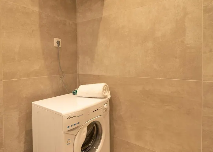 Josef's L Premium L Near Uno & Vic Vienna